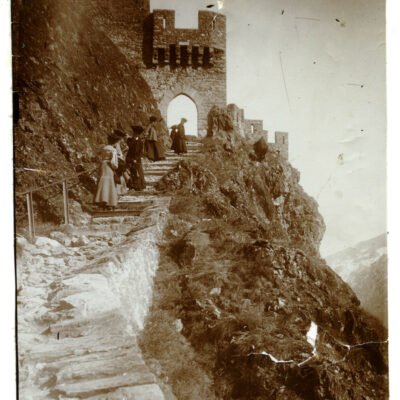 Porte de la première enceinte du château de Tourbillon, 1900 env. © Archives de la Ville de Sion