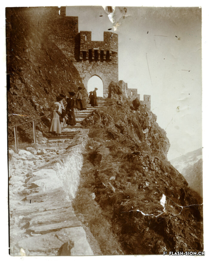 Porte de la première enceinte du château de Tourbillon, 1900 env. © Archives de la Ville de Sion
