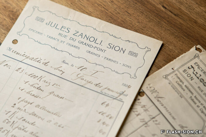 En-têtes de factures de l’épicerie Jules Zanoli, rue du Grand-Pont, 1922, 1927 © Pentamedia, Archives de la Ville de Sion, 2020