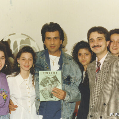 Toto Cutugno, chanteur populaire italien, interviewé par les jeunes de l’Occhio lors des 20 ans de la Famiglia Siciliana, 1991 © archives privées Piero Marino