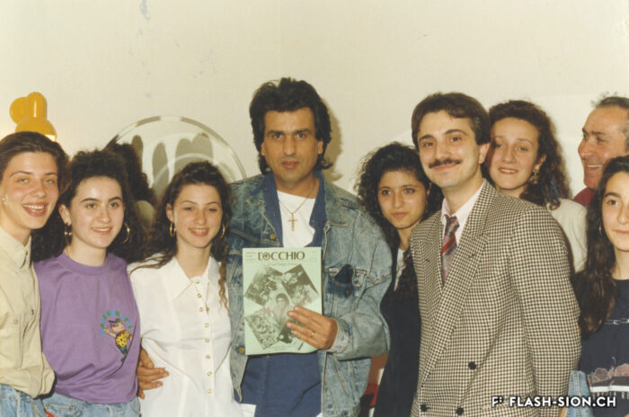 Toto Cutugno, chanteur populaire italien, interviewé par les jeunes de l’Occhio lors des 20 ans de la Famiglia Siciliana, 1991 © archives privées Piero Marino