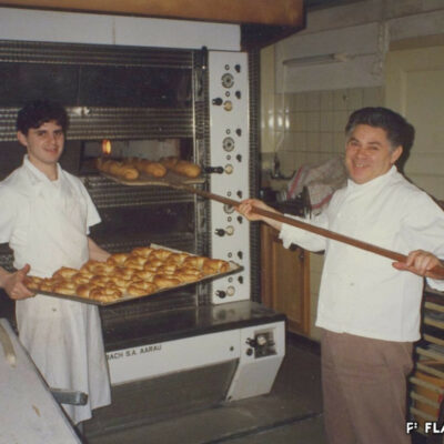 Giuseppe Bertolami, premier à faire connaître aux Sédunois les ravioli, tortellini et lasagnes fraîches, et son fils Giancarlo, 1987 © archives privées Piero Marino