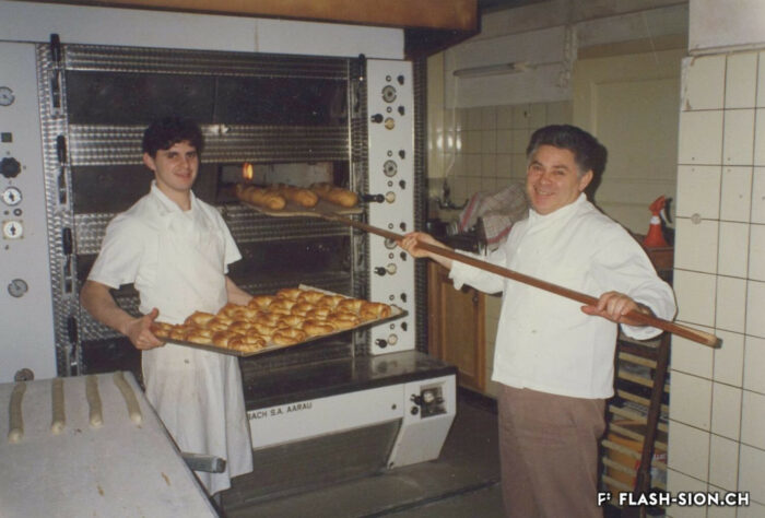 Giuseppe Bertolami, premier à faire connaître aux Sédunois les ravioli, tortellini et lasagnes fraîches, et son fils Giancarlo, 1987 © archives privées Piero Marino