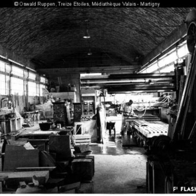 Industrie de la pierre Nichini, rue de l’Industrie 15, temporairement siège de la « Famiglia Siciliana » de Sion, 1982 © Oswald Ruppen, Treize Etoiles, Médiathèque Valais-Martigny