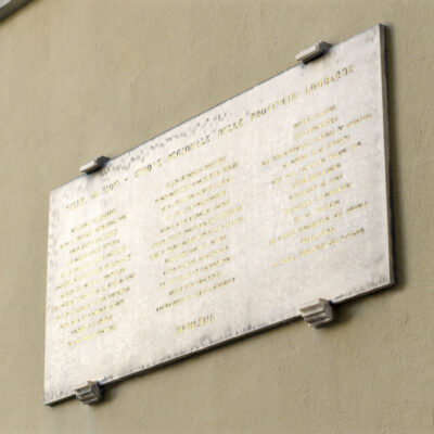 Plaque-souvenir offerte en 1963 par l’Union des provinces lombardes, pour les 20 ans de l’accueil en Suisse des réfugiés italiens durant la Seconde guerre mondiale © Pentamedia, Archives de la Ville de Sion, 2019