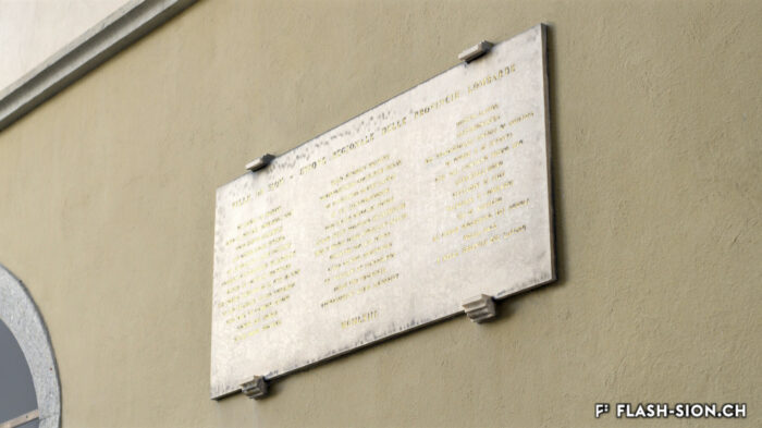 Plaque-souvenir offerte en 1963 par l’Union des provinces lombardes, pour les 20 ans de l’accueil en Suisse des réfugiés italiens durant la Seconde guerre mondiale © Pentamedia, Archives de la Ville de Sion, 2019