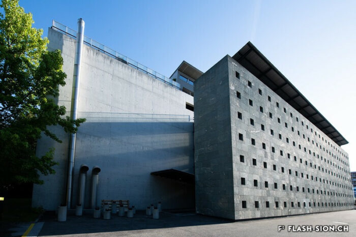 Siège de l’AVE à la rue de l’Avenir, inauguré en 1995, avec son corps arrière en pierre d’Evolène © Olivier Maire, AVE, 2017
