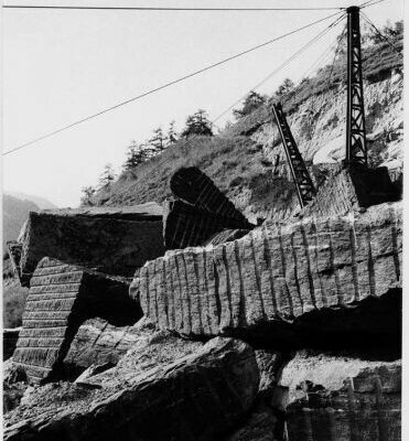 Blocs de prasinite de couleur verte, carrière de Martémo à Evolène, 1982 © Oswald Ruppen, Treize Etoiles, Médiathèque Valais-Martigny