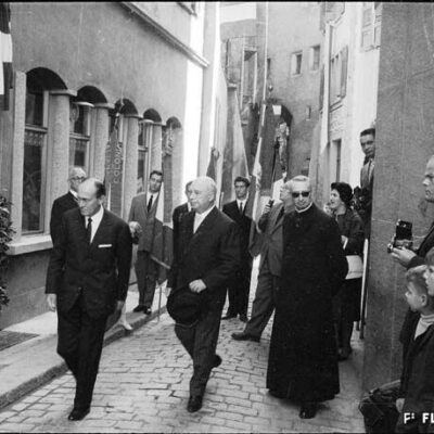 M. Casati, président de l’Union des provinces lombardes, M. Imesch, président de la Ville de Sion et Mgr Adam, évêque de Sion lors de la pose de la plaque commémorative à la rue de la Lombardie, 22.10.1963 © Philippe Schmid, Médiathèque Valais – Martigny