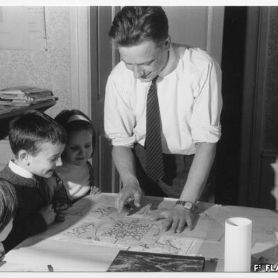 L’architecte Mirco Ravanne dans son bureau avec ses enfants, 1965 © archives privées Marie-Laure Ravanne