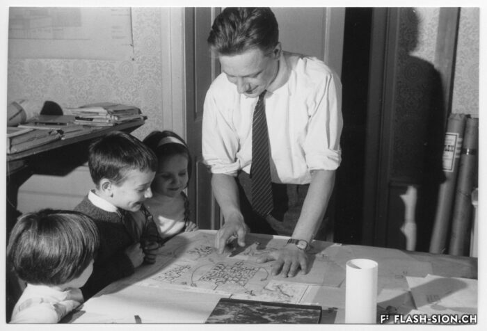 L’architecte Mirco Ravanne dans son bureau avec ses enfants, 1965 © archives privées Marie-Laure Ravanne