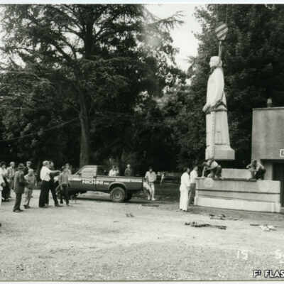 La Catherine, déplacement de la sculpture, taillée par Louis Nichini, lors de sa restauration par l’entreprise Nichini, 1987 © Archives de la Ville de Sion
