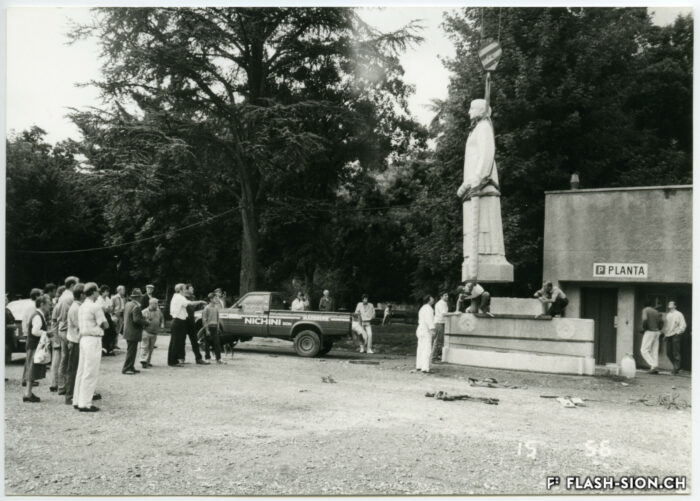 La Catherine, déplacement de la sculpture, taillée par Louis Nichini, lors de sa restauration par l’entreprise Nichini, 1987 © Archives de la Ville de Sion