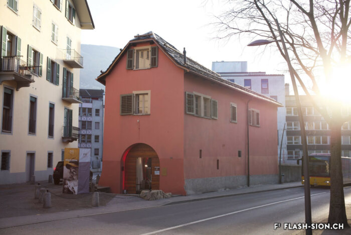 La Maison du Diable, propriété de la Bourgeoisie de Sion et espace culturel de la Fondation Fellini © Claude Coeudevez, Archives de la Ville de Sion, 2014