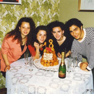 L’Occhio fête l’anniversaire d’Emilio Pitarelli, jeune rédacteur de la chronique italienne, 1992 © archives privées Piero Marino