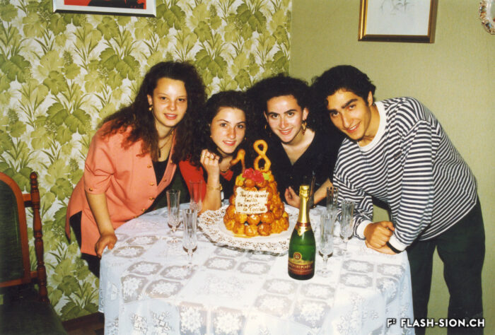 L’Occhio fête l’anniversaire d’Emilio Pitarelli, jeune rédacteur de la chronique italienne, 1992 © archives privées Piero Marino