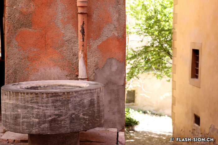 Fontaine ronde en pierre d’Evolène, rue de la Lombardie © Chloé Rossier, Sedunum Nostrum, 2016