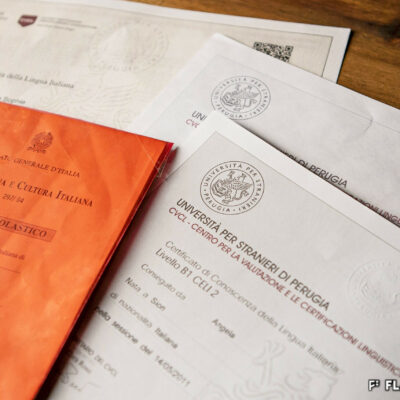 Certificats de connaissance de la langue italienne de l'université pour étrangers de Pérouse et livret scolaire des cours de langue et de culture italienne de Sion, 2000-2018 © Pentamedia, provenance privée, 2020