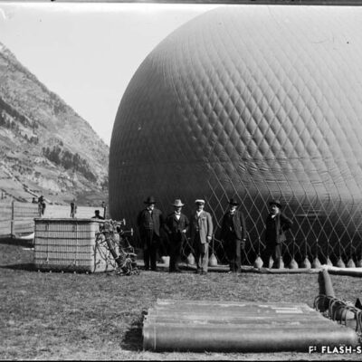 Vol en ballon d'Eduard Spelterini à travers les Alpes, décollage à Zermatt, 1903 © Steinmann, Médiathèque Valais - Martigny