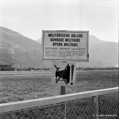 Dès 2018, la présence de l’armée est réduite à l’utilisation comme base de dégagement en cas de secours. Panneau d’interdiction de photographier, 1962 © Philippe Schmid, Médiathèque Valais-Martigny