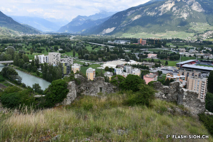 Vestiges de la muraille et de la porte de Covent entre les collines de Valère et Tourbillon, 2021 © Maria Rohner Kamerzin