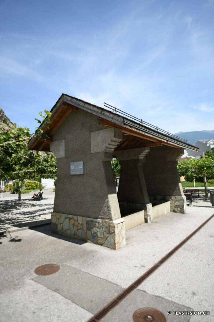 En 2009, une plaque commémorative est placée sur la fontaine-lavoir du Scex à l’occasion des 20 ans de l’association Valais-Argentine, 2021 © Pentamedia