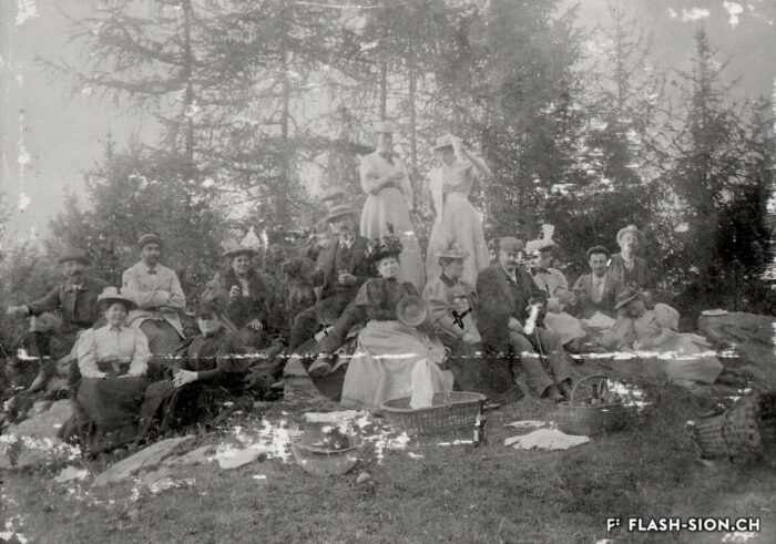 Raclette aux Mayens, 1900-1920, provenance Fabienne Karlen, reproduction Archives de la Ville de Sion