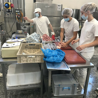 Etudiants dans les laboratoires de la Haute école d’ingénierie, filière technologie du vivant, 2021 © HES-SO Valais-Wallis