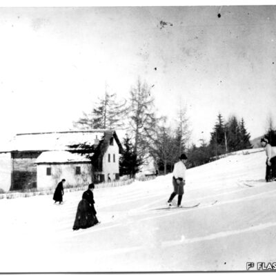 Skieurs aux Mayens-de-Sion, vers 1910, provenance Mme André de Preux, reproduction Archives de la Ville de Sion
