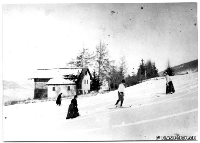Skieurs aux Mayens-de-Sion, vers 1910, provenance Mme André de Preux, reproduction Archives de la Ville de Sion