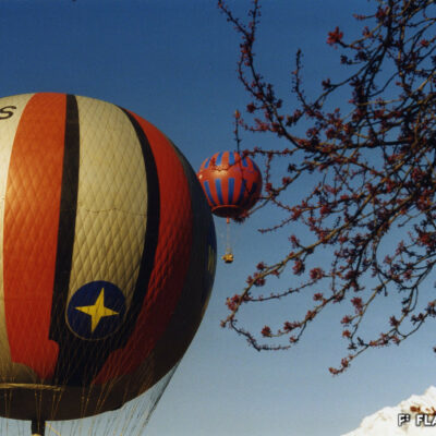 Vol commémoratif avec le « Wega II » 100 ans après la première traversée des Alpes au départ de Sion, 3 octobre 1998 © Erwin A. Sautter, Archives de la Ville de Sion