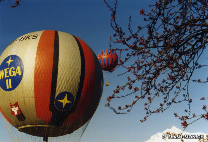 Vol commémoratif avec le « Wega II » 100 ans après la première traversée des Alpes au départ de Sion, 3 octobre 1998 © Erwin A. Sautter, Archives de la Ville de Sion