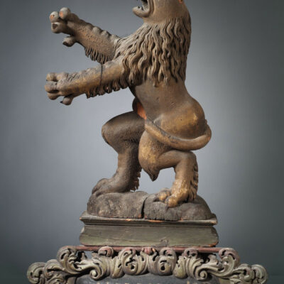 Enseigne de l’auberge du Lion d’Or à Sion, fin du XVIIe siècle, bois sculpté, polychromé et doré, Musée d’histoire du Valais, Sion, MV 1452 © Musées cantonaux du Valais, Sion