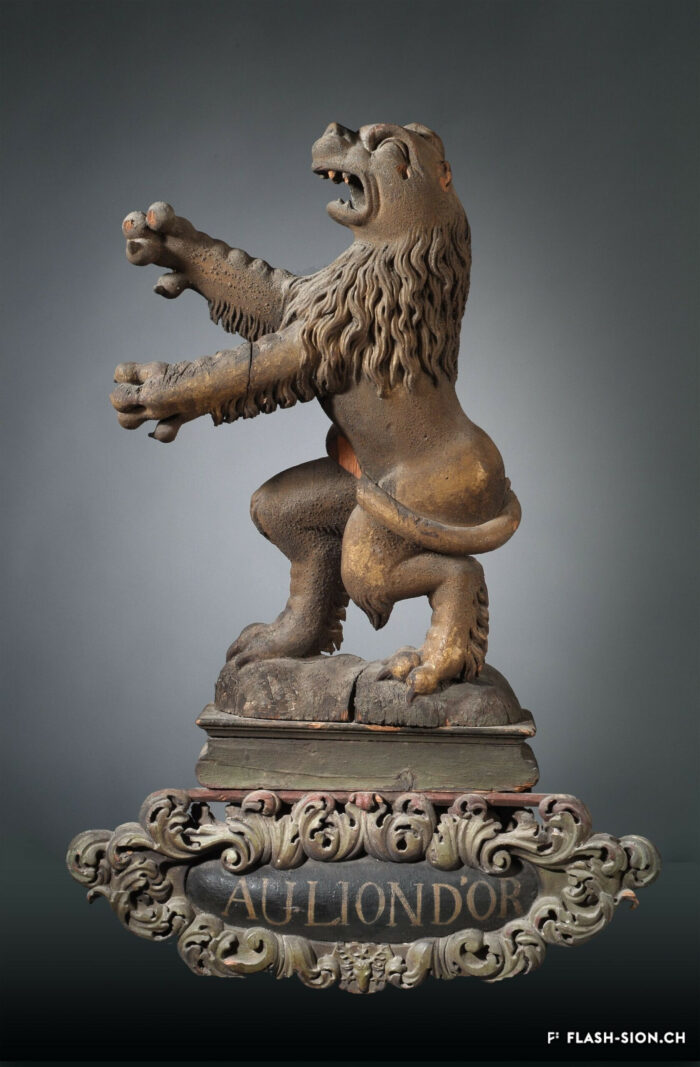 Enseigne de l’auberge du Lion d’Or à Sion, fin du XVIIe siècle, bois sculpté, polychromé et doré, Musée d’histoire du Valais, Sion, MV 1452 © Musées cantonaux du Valais, Sion