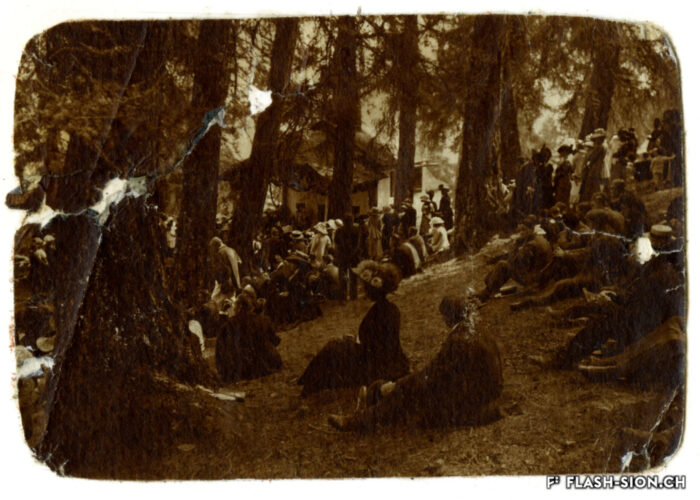 La messe du 15 août à la chapelle catholique Notre Dame du Bon Conseil des Mayens-de-Sion, 1895, Archives de la Ville de Sion