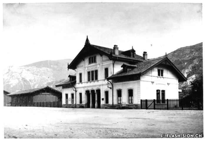 Façade nord donnant sur la place de la gare, avant 1900, Archives de la Ville de Sion