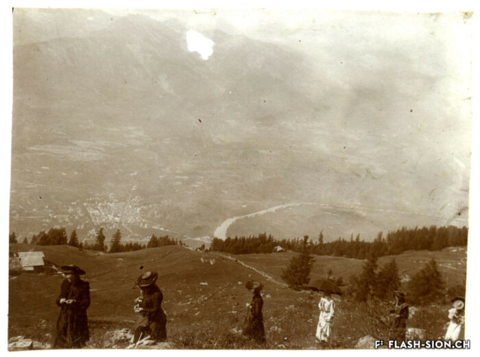 Promenade aux Mayens-de-l’Hôpital, août 1905, Archives de la Ville de Sion