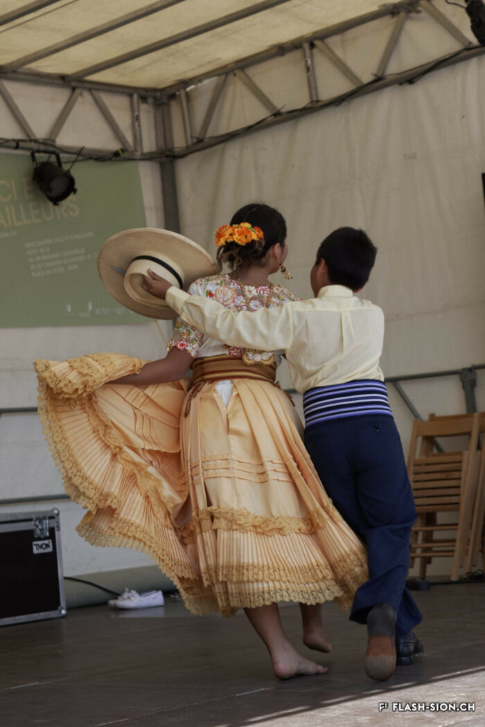 Rencontres d’ici et d’ailleurs REDIDA sur la place du Scex, 2014 © Gilles Vouillamoz, Archives de la Ville de Sion