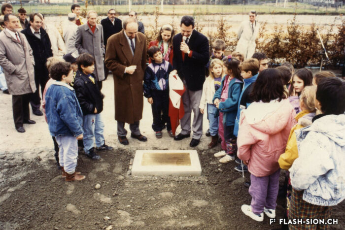 Inauguration d’une plaque pour les émigrés valaisans par Gilbert Debons, président de la Ville de Sion et Hector Staller, président de la Ville de San Jeronimo en Argentine, novembre 1991, Archives de la Ville de Sion