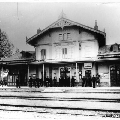 Façade sud, côté rails, vers 1900, Archives de la Ville de Sion