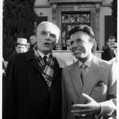 Accueil du Président Argentin Carlos Saul Menem par le Conseiller d’Etat Hans Wyer sur la place de la Planta lors de son dernier jour de visite officielle en Suisse, 02.02.1993, © Patrice Tschopp, Archives de la Ville de Sion