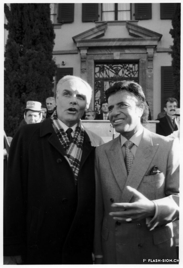 Accueil du Président Argentin Carlos Saul Menem par le Conseiller d’Etat Hans Wyer sur la place de la Planta lors de son dernier jour de visite officielle en Suisse, 02.02.1993, © Patrice Tschopp, Archives de la Ville de Sion
