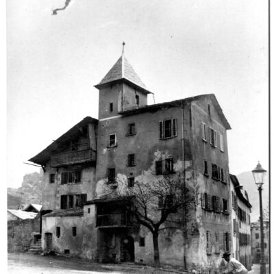 Maison de l’évêque Jean Jordan construite en 1538, plus connue aujourd’hui sous le nom de « Maison Ritz » en raison de son occupation par les peintres Ritz, père et fils, 1896, Archives de la Ville de Sion