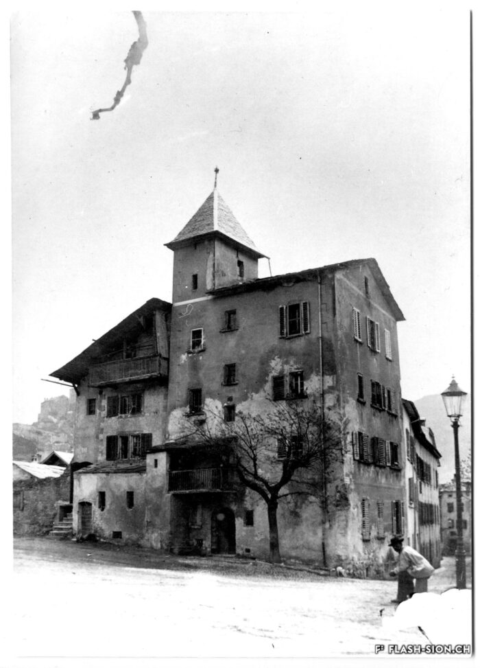 Maison de l’évêque Jean Jordan construite en 1538, plus connue aujourd’hui sous le nom de « Maison Ritz » en raison de son occupation par les peintres Ritz, père et fils, 1896, Archives de la Ville de Sion