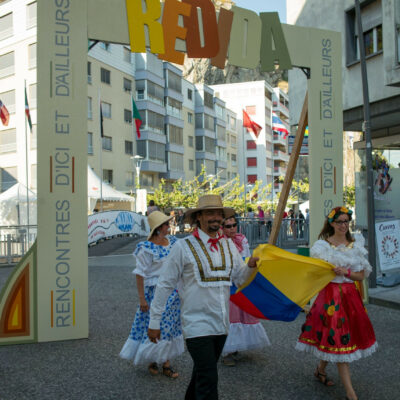 Rencontres d’ici et d’ailleurs REDIDA sur la place du Scex, 2016 © Claude Coeudevez, Archives de la Ville de Sion