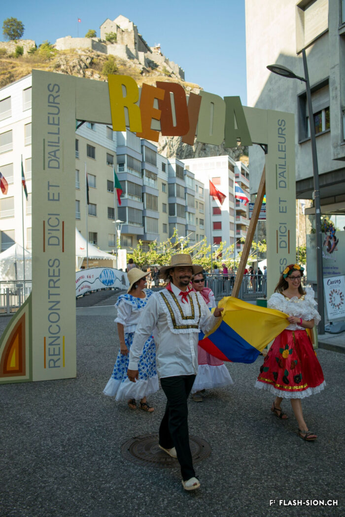 Rencontres d’ici et d’ailleurs REDIDA sur la place du Scex, 2016 © Claude Coeudevez, Archives de la Ville de Sion