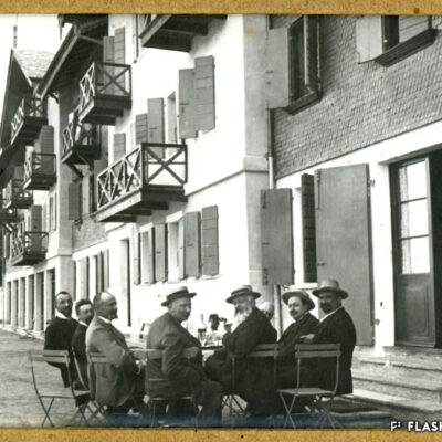 Hommes attablés devant le Grand Hôtel des Mayens-de-Sion, 1906, Archives de la Ville de Sion