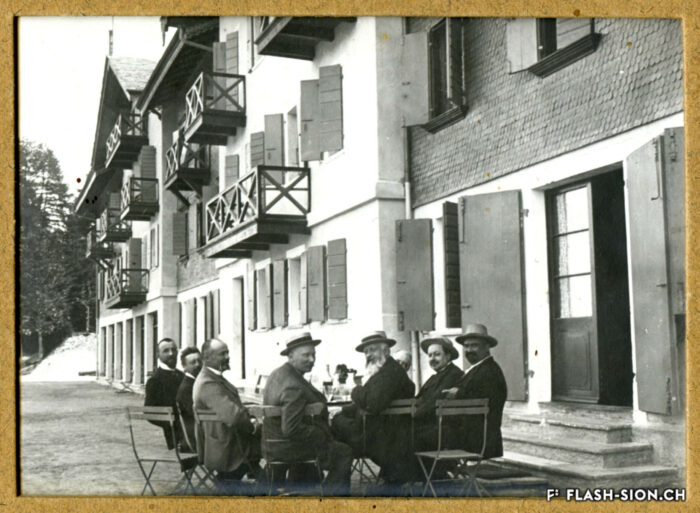 Hommes attablés devant le Grand Hôtel des Mayens-de-Sion, 1906, Archives de la Ville de Sion