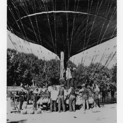 Les sacs de sable sont rapprochés du cercle de charge, les cordes de soupape sont arrangées, 1898 © Adrien Mercier fils, reproduction Archives de la Ville de Sion