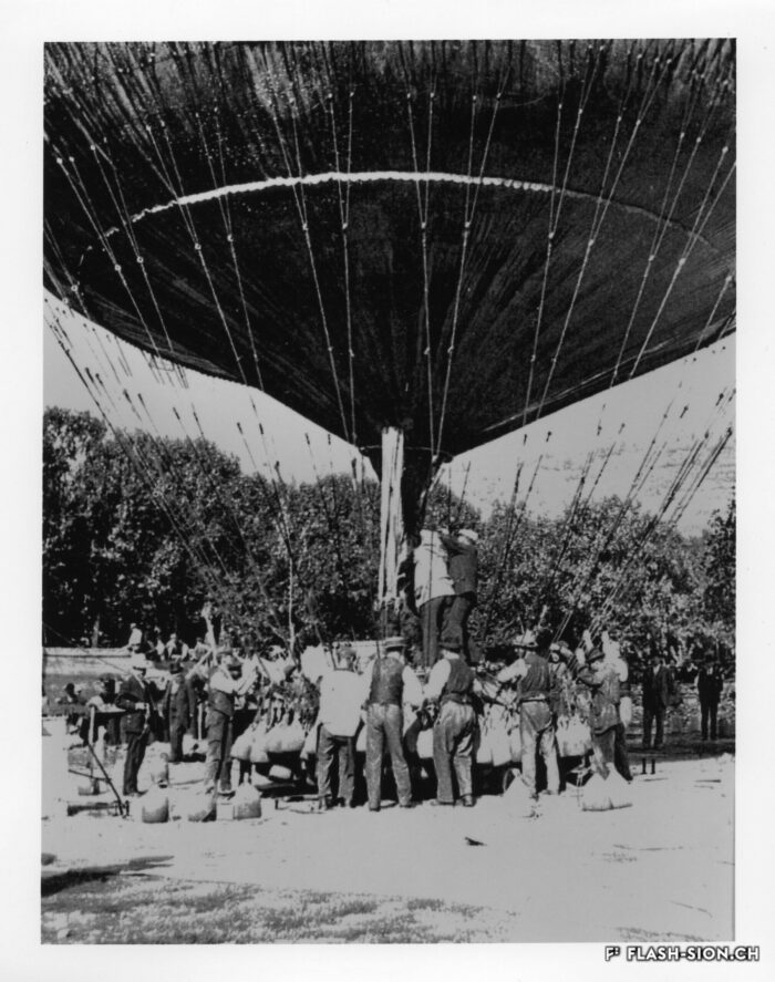 Les sacs de sable sont rapprochés du cercle de charge, les cordes de soupape sont arrangées, 1898 © Adrien Mercier fils, reproduction Archives de la Ville de Sion